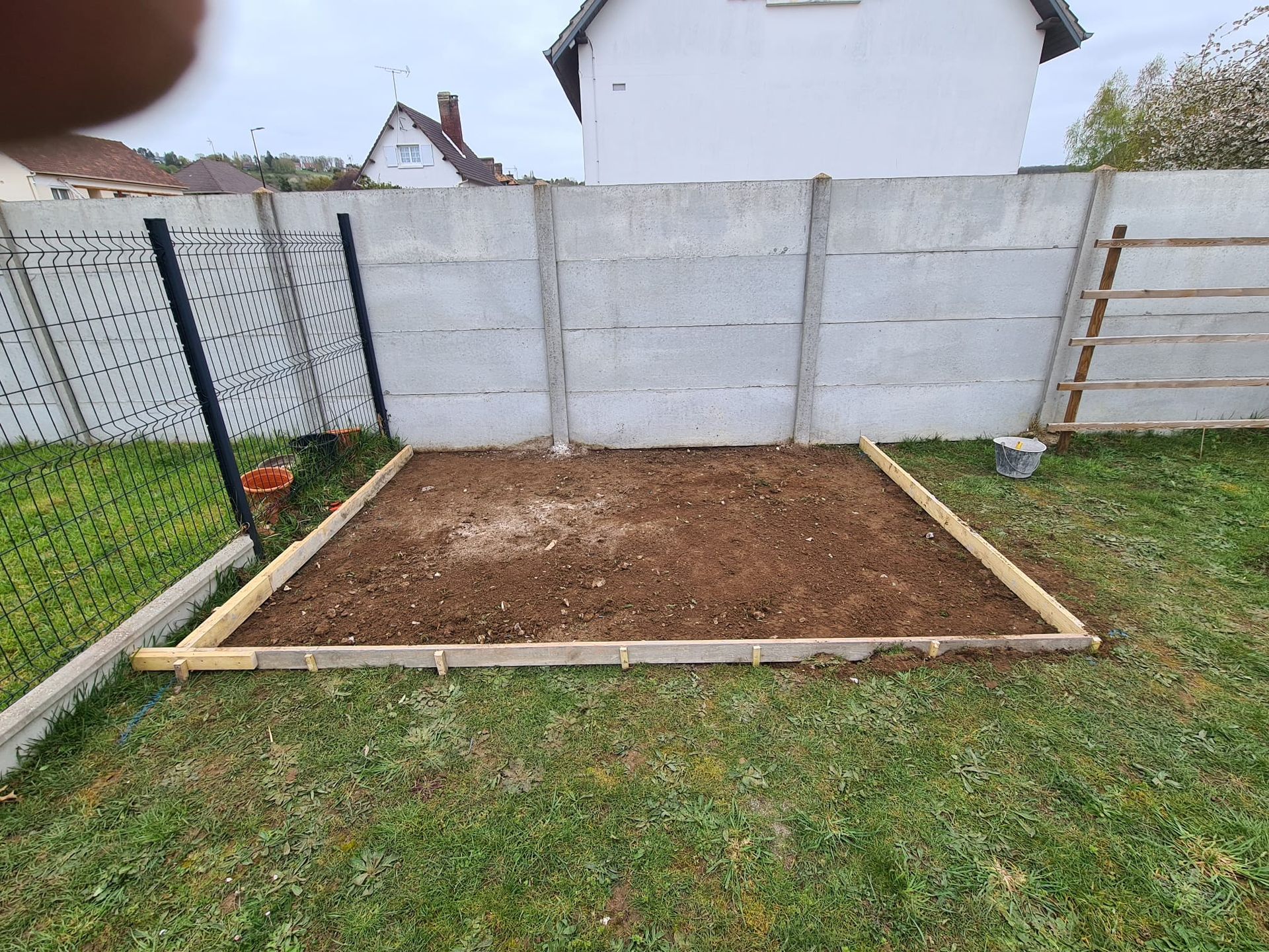 Travaux de terrassement avant la création d'une terrasse en béton