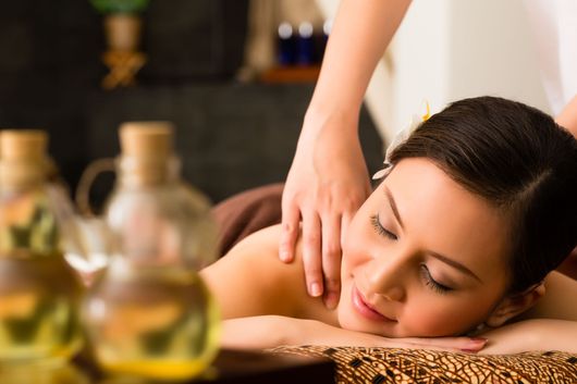 Massage du dos avec des huiles essentielles