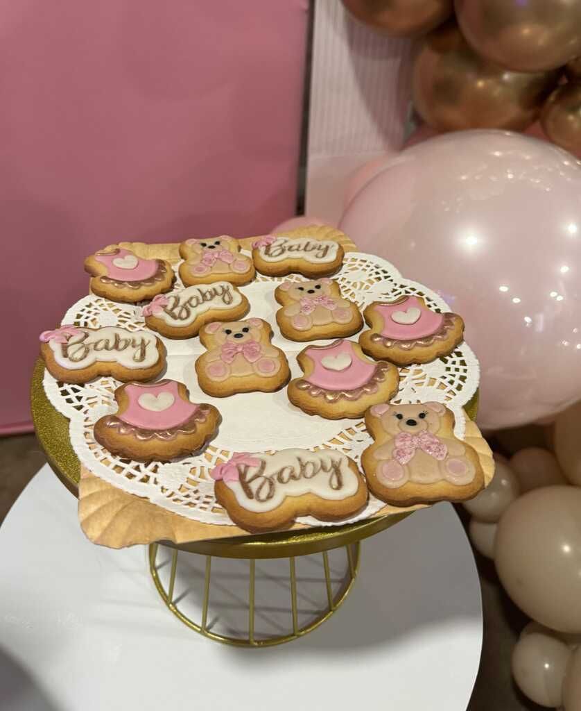 Un montón de galletas en un plato con la palabra bebé en ellas.