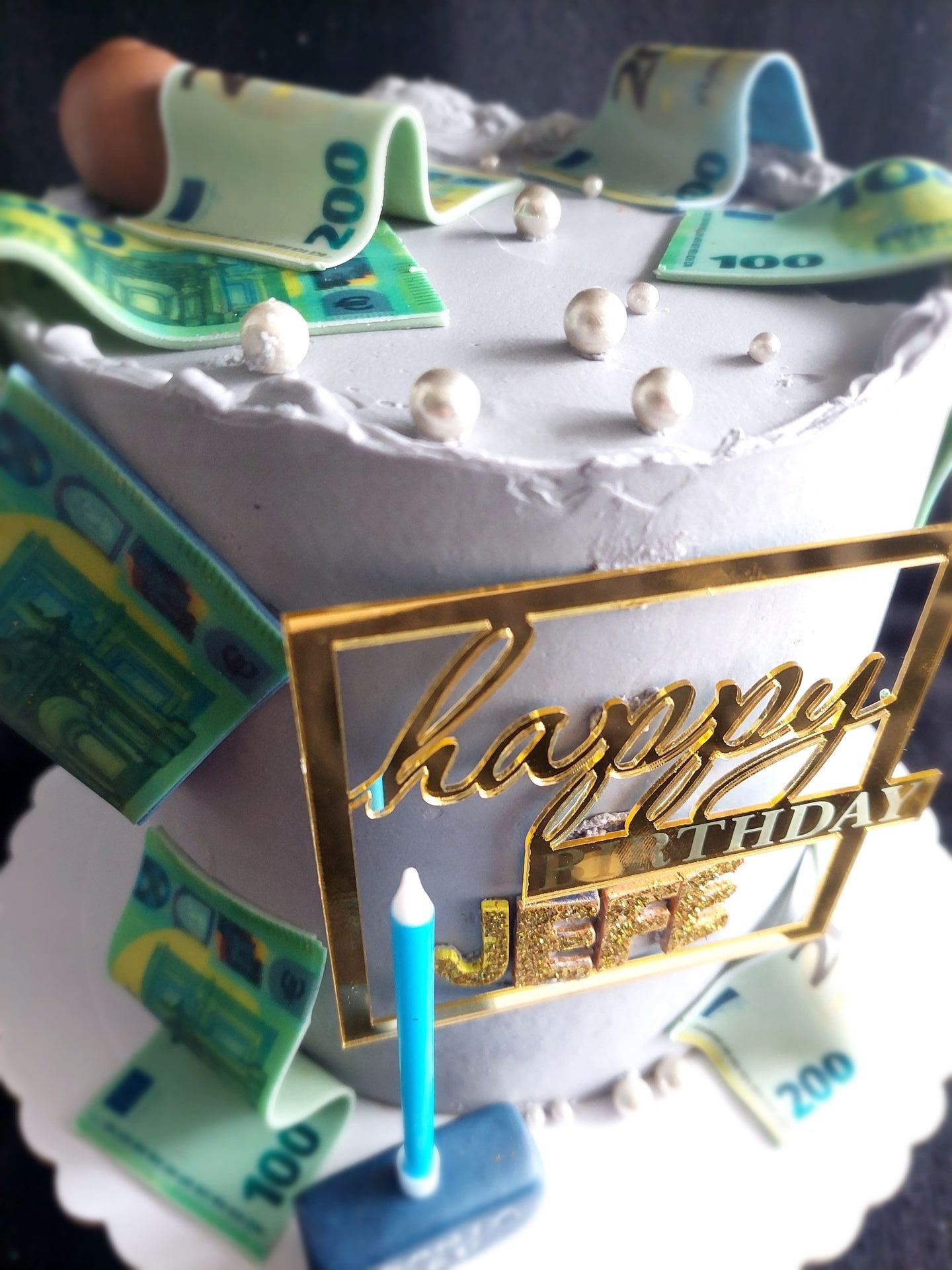 Un pastel que dice feliz cumpleaños.