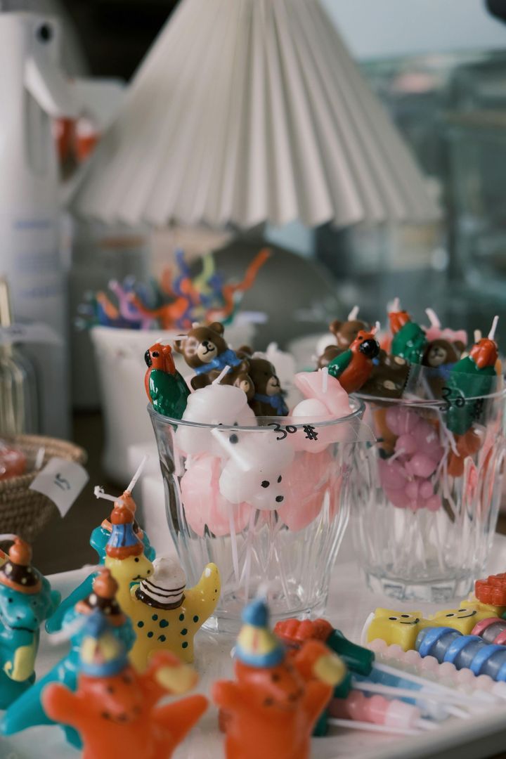 Una mesa con un montón de velas y juguetes encima.