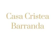“Casa Cristea Barranda” en letras doradas sobre fondo blanco.
