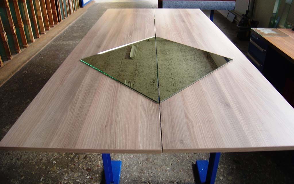 Collage de miroir sur porte