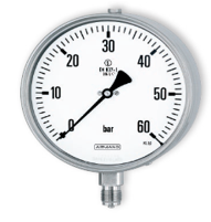 Druckmessgerät mit weißem Zifferblatt, Anzeige ca. 0,8 bar. Gehäuse und Sockel aus Edelstahl.