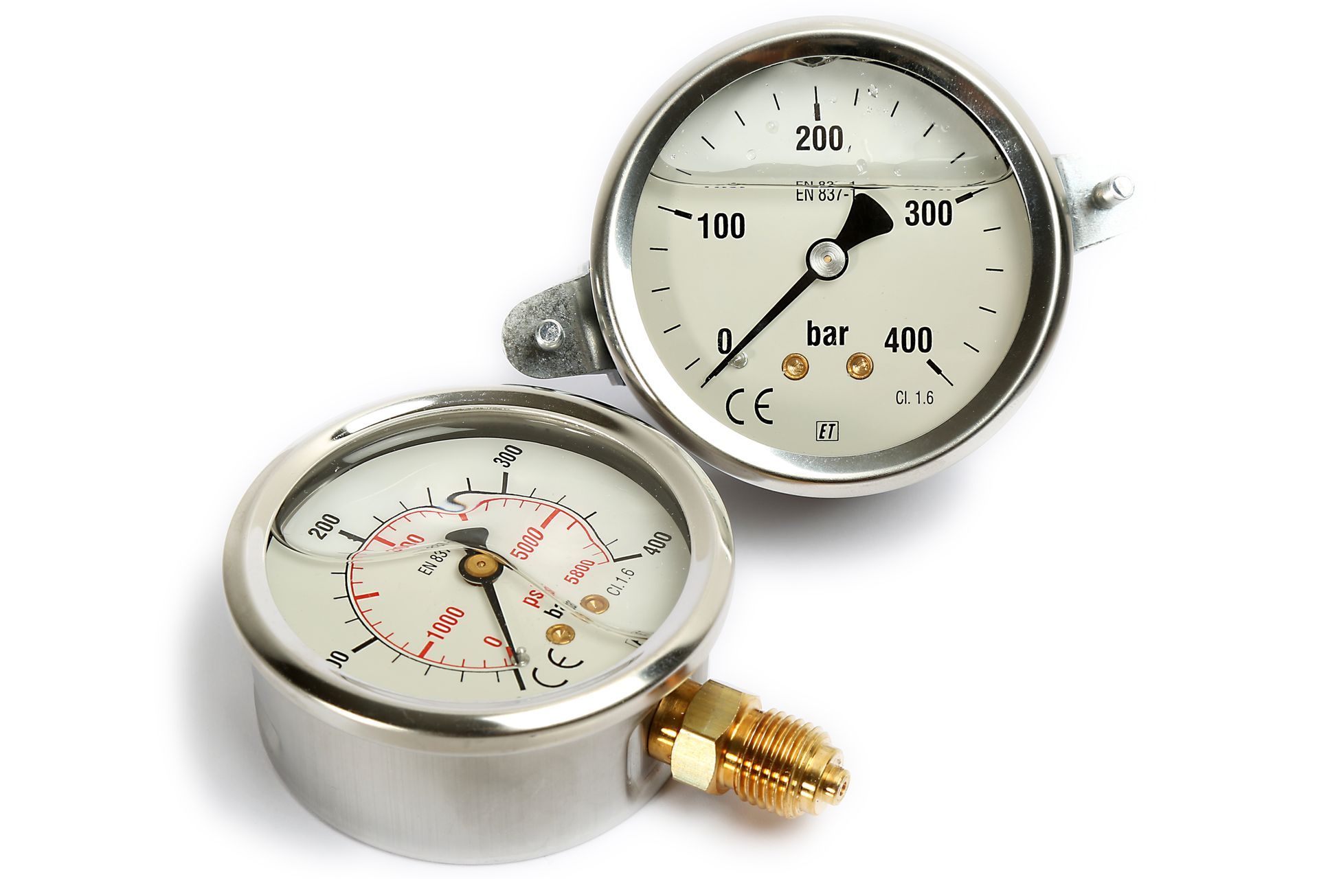 Zwei Druckmessgeräte mit weißen Zifferblättern, Edelstahlgehäusen und schwarzen Zeigern. Eines zeigt maximal 400 bar an, das andere hat rote Markierungen.