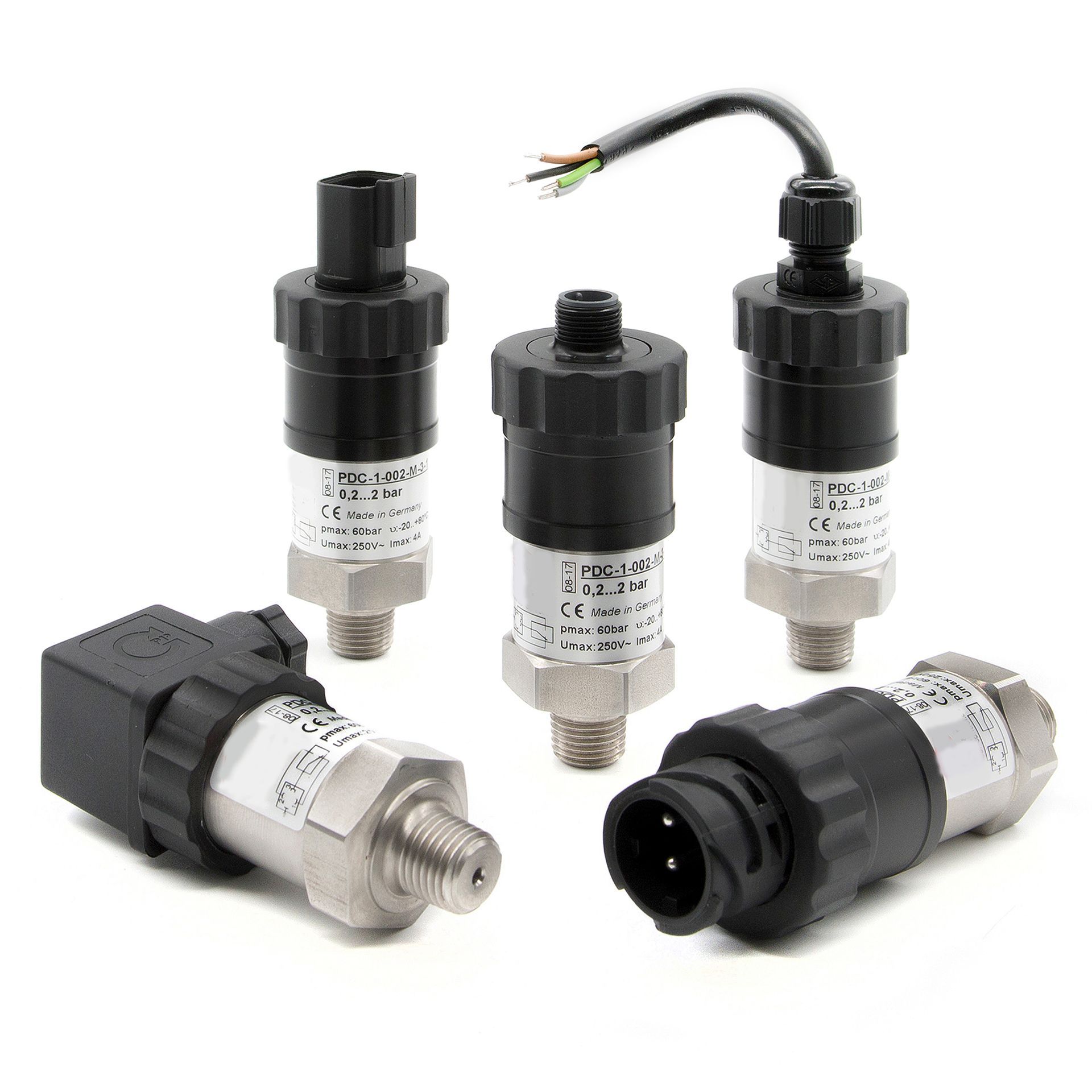 Fünf Drucksensoren mit schwarzem Gehäuse und silbernen Gewindeanschlüssen. Teilweise sind Kabel oder Stecker angeschlossen.