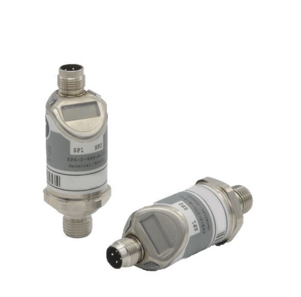 Zwei silberne Drucksensoren mit Digitalanzeige, einer stehend und einer liegend, auf weißem Hintergrund.