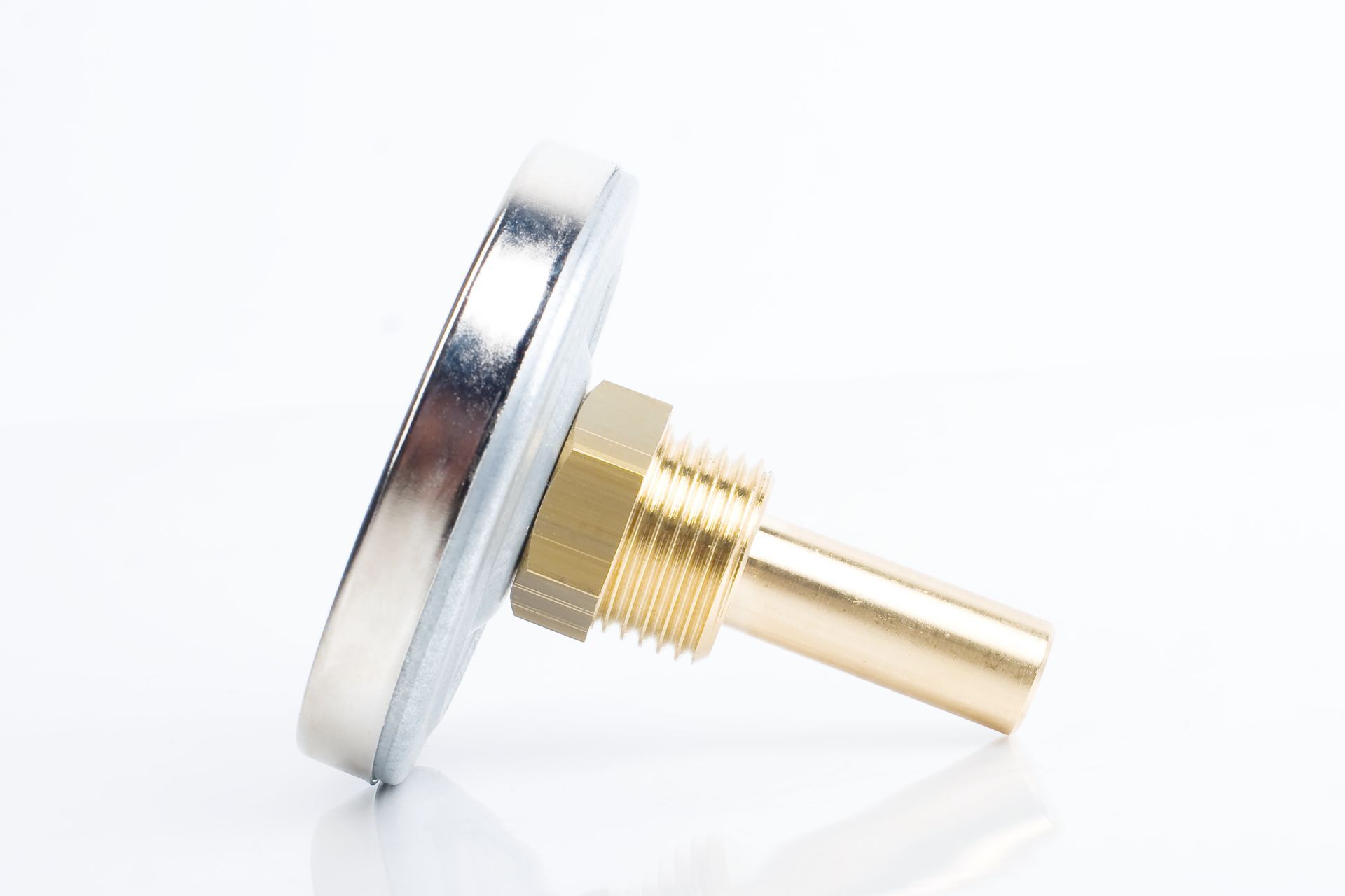 Nahaufnahme eines Metallthermometers mit Messingbeschlag und Sonde vor weißem Hintergrund.