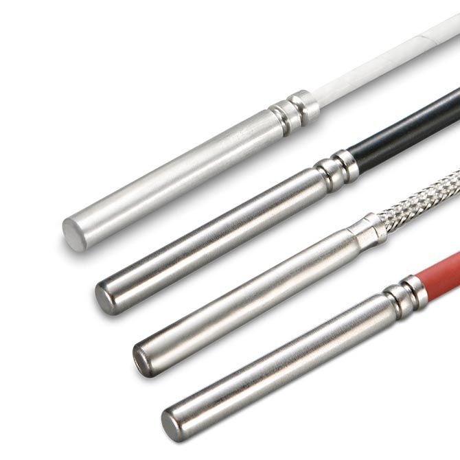 Vier Temperatursensoren aus Edelstahl mit unterschiedlichen Kabelfarben, darunter Weiß, Schwarz, Metallic und Rot.
