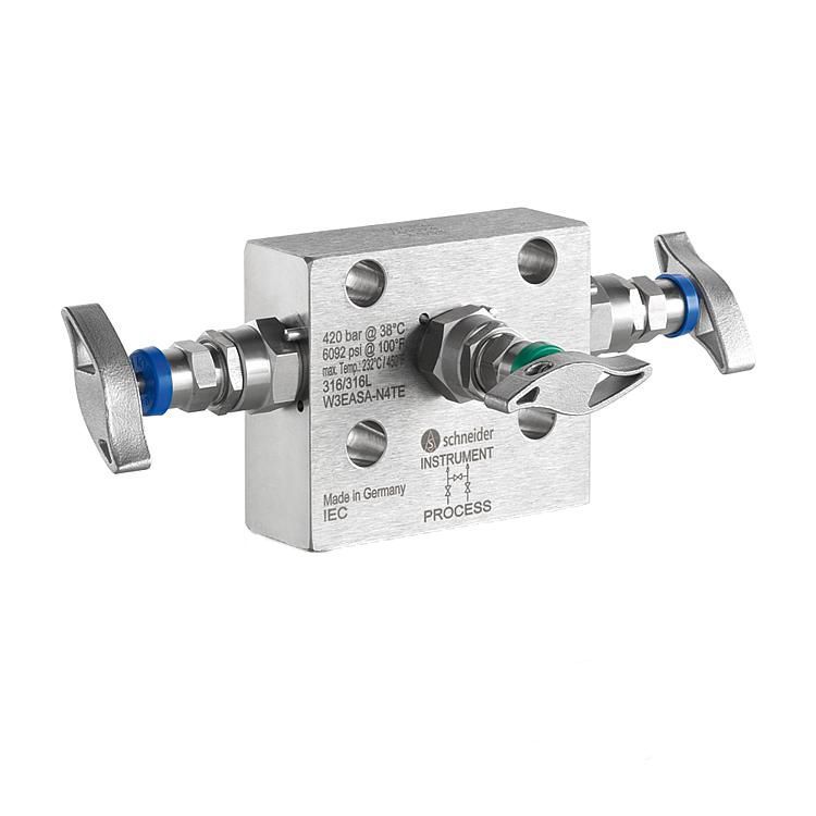 Ein Edelstahlverteiler mit drei Ventilen und blauen und silbernen Griffen. Er wird offenbar zur Druckmessung oder Instrumentierung verwendet.