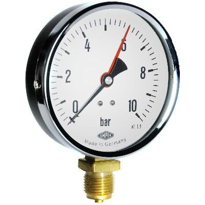 Druckmesser mit 5 bar Anzeige, mit schwarzem und verchromtem Gehäuse. Zifferblatt mit weißem Hintergrund, schwarzen und roten Zeigern und der Beschriftung „bar“.