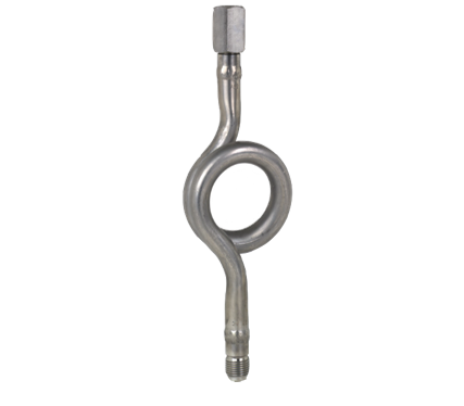 Silberfarbenes Rohr mit einer länglichen „S“-Form und einer Schlaufe in der Mitte, die an jedem Ende in einer Mutter und einem Anschlussstück endet.