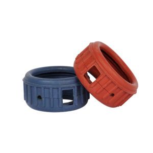 Zwei Gummiringe, einer blau, einer rot. Jeder hat rechteckige Aussparungen und eine strukturierte Außenseite.