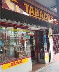 Un logotipo de DHL está en el costado de una tienda.