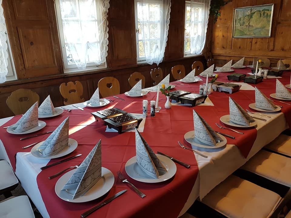 Bauernscheuer Gaststätte - Teller, Schnitzel und Pommes mit frischem Gemüse als Beilage