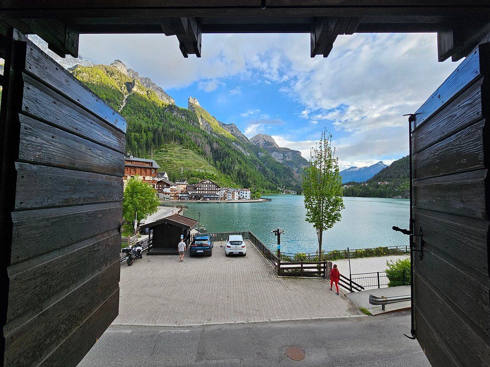 Le porte in legno si aprono su una vista sul lago e sulle montagne; 