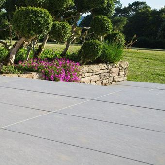 Des dalles sur une terrasse