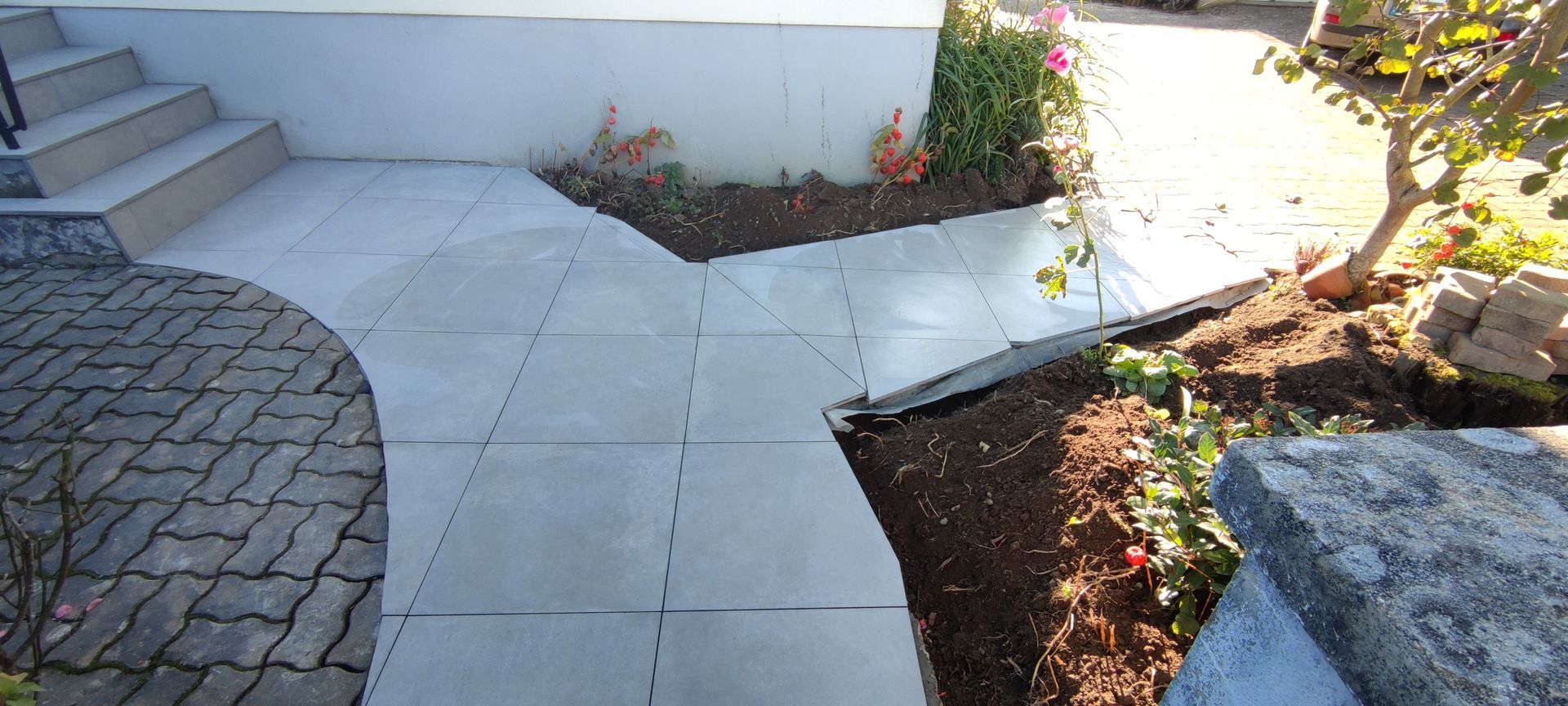 Grande œuvre d'art représentant une personne dont le visage est recouvert de touches de couleurs vives et la bouche d'une main.