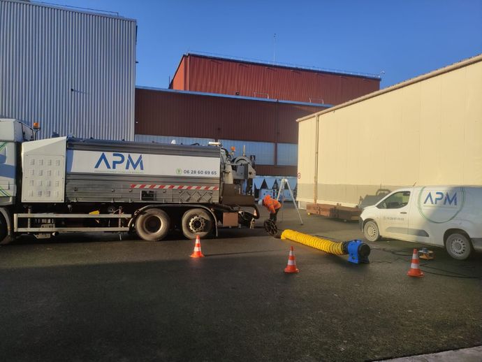 Un camion devant 2 cuves