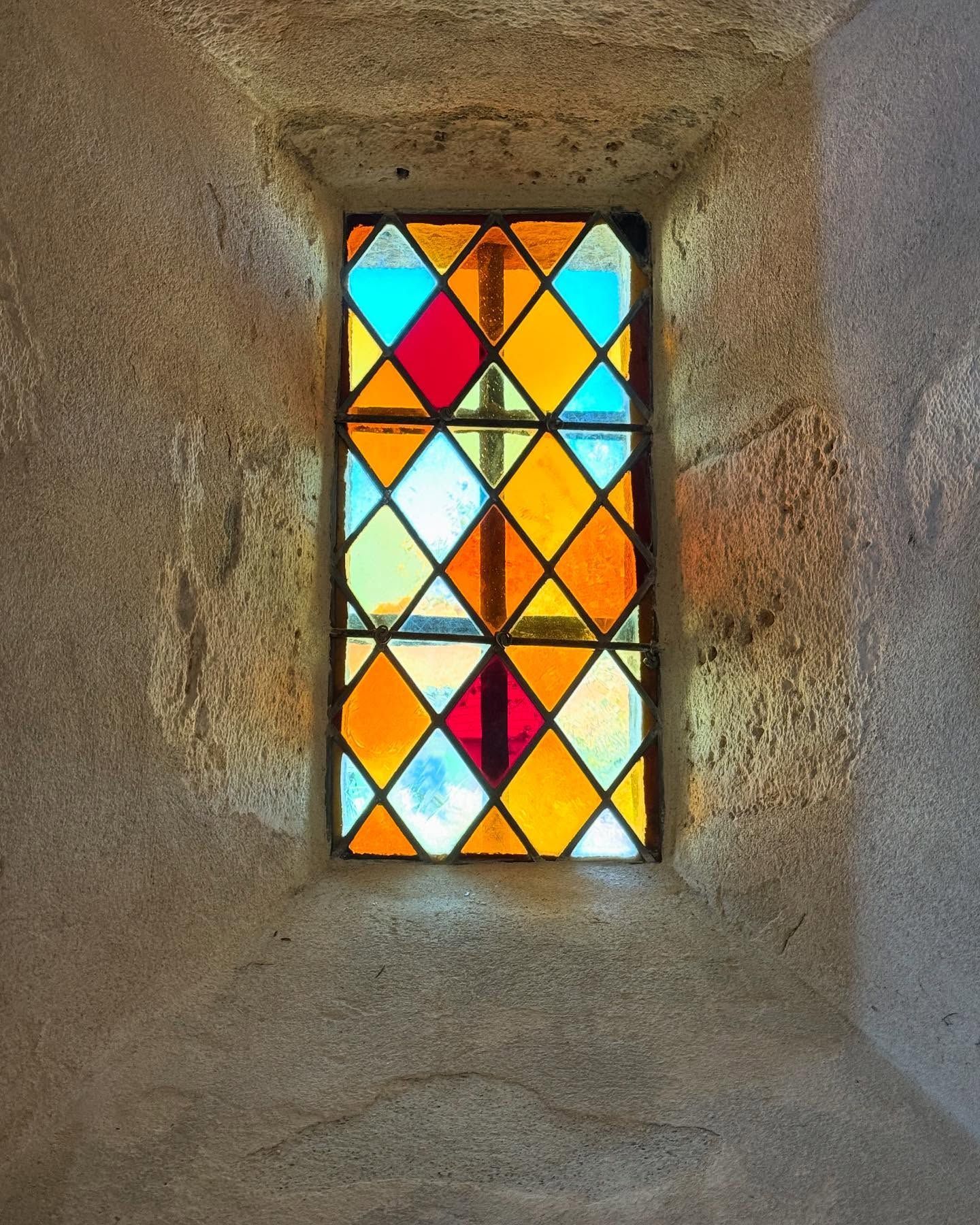 Vitrail orange rouge et bleu losange