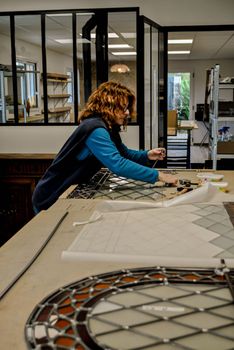 Vitrail religieux en cours de restauration