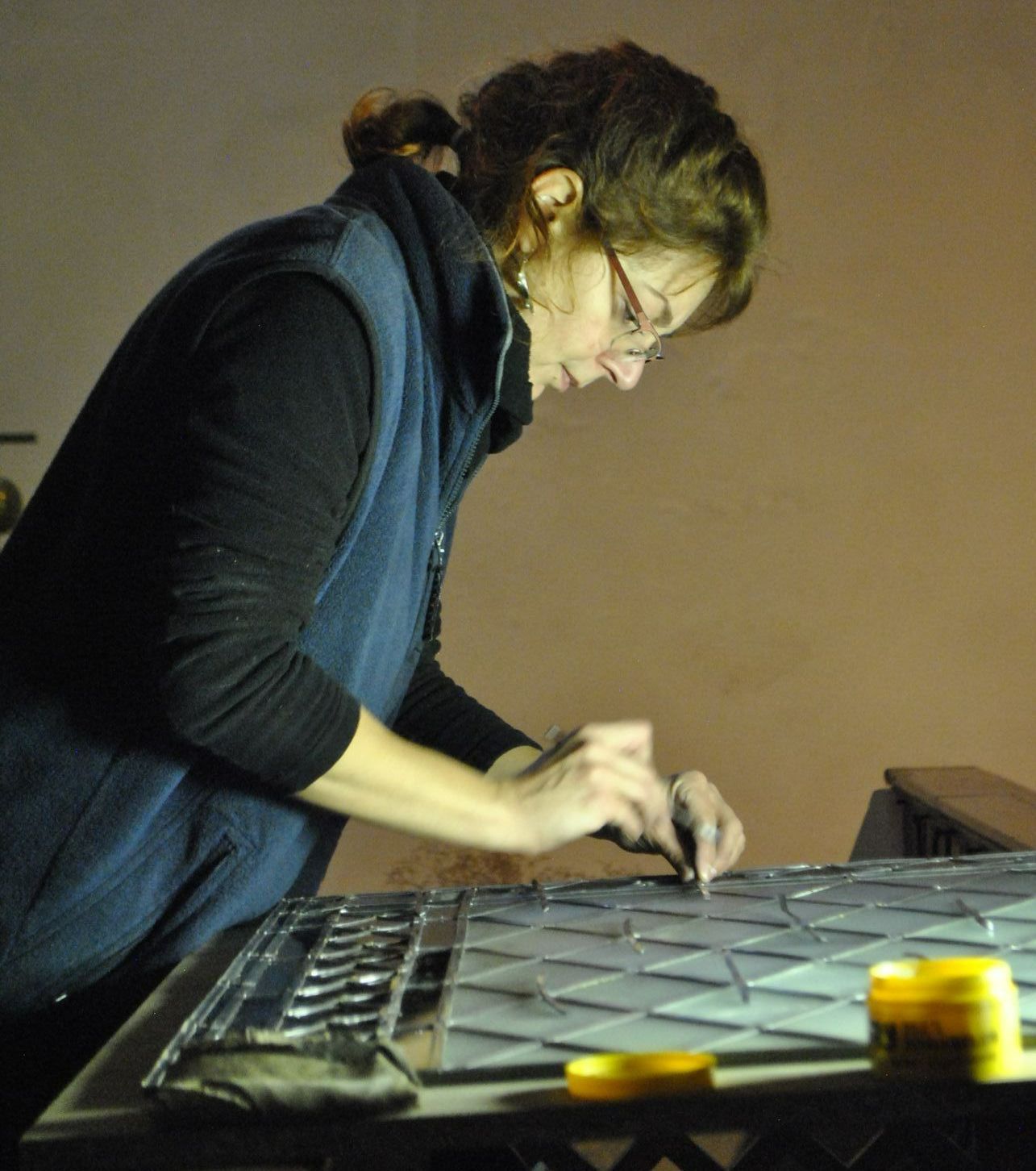 Artisan en pleine restauration de vitraux