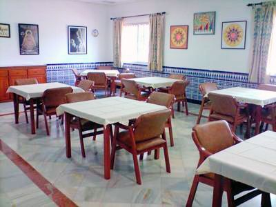 Hay muchas mesas y sillas en esta habitación.