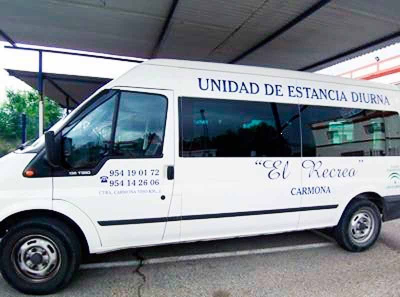 A white van that says unidad de estancia diurna on it