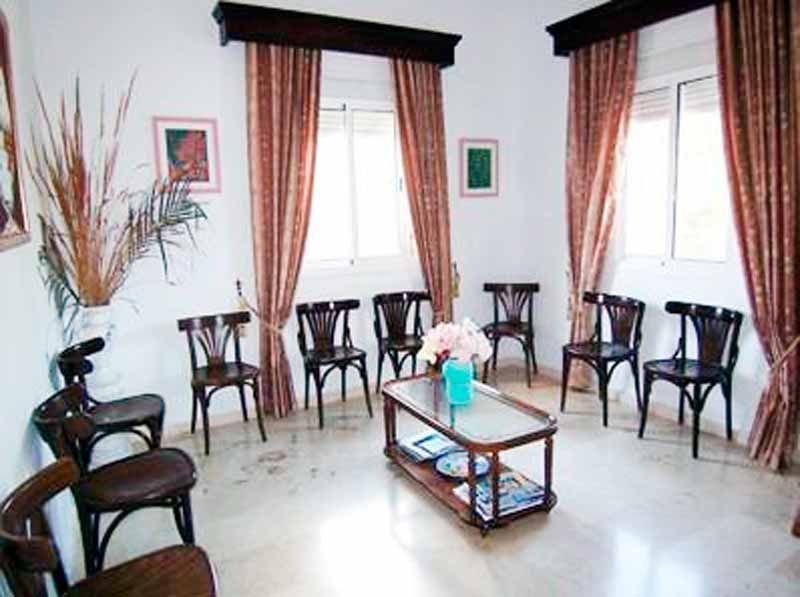 Una sala de espera con sillas y una mesa de café