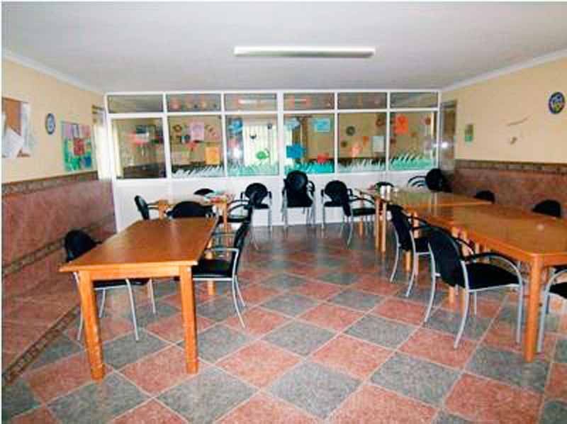 Una gran sala con mesas y sillas.