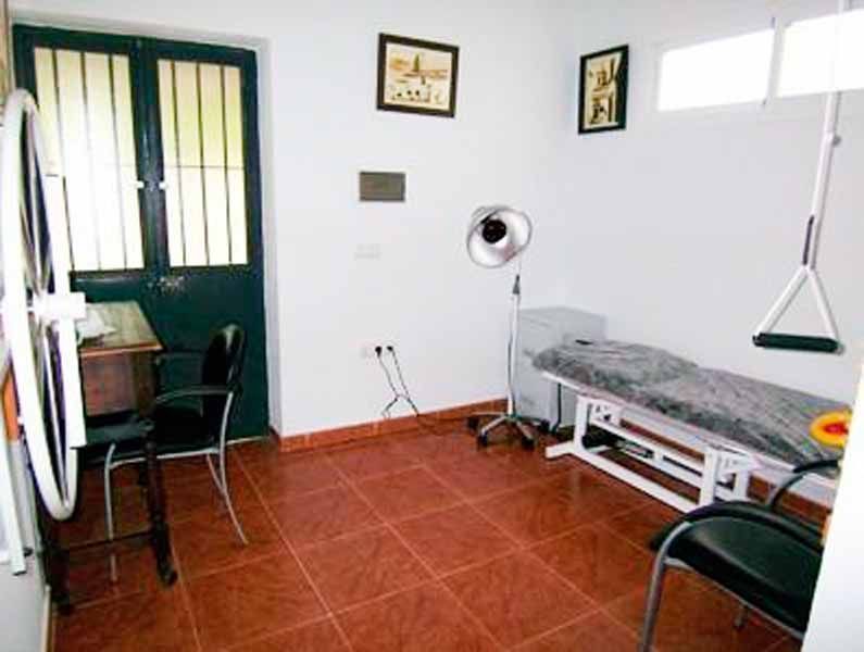 Una habitación con un sofá y una silla.