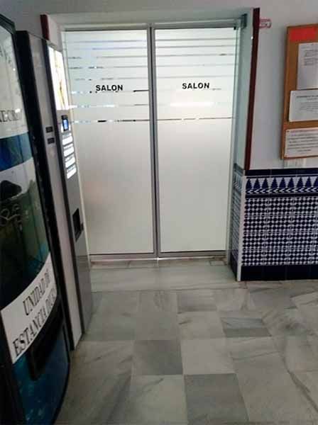 Una puerta que tiene la palabra salón