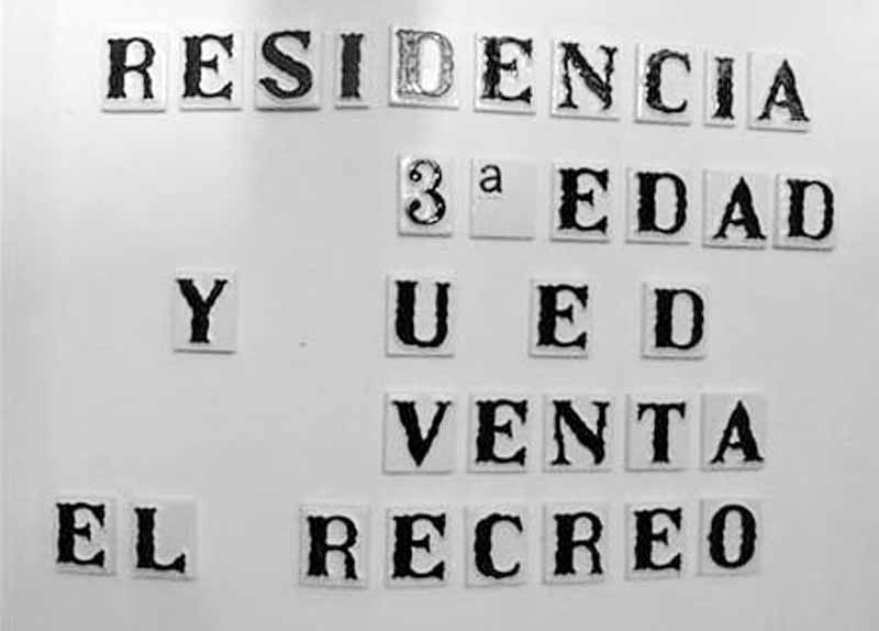 A sign that says residencia 3a edad yued venta el recreo