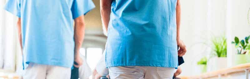 Un grupo de enfermeras camina por un pasillo de hospital.