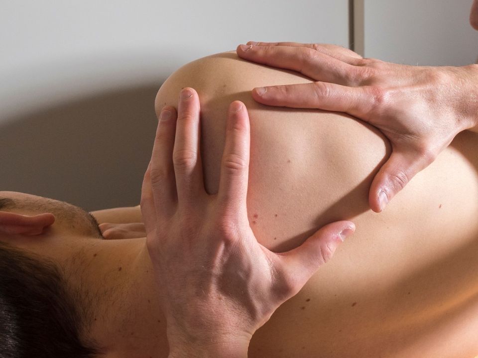 manuelle Therapie an Schulter