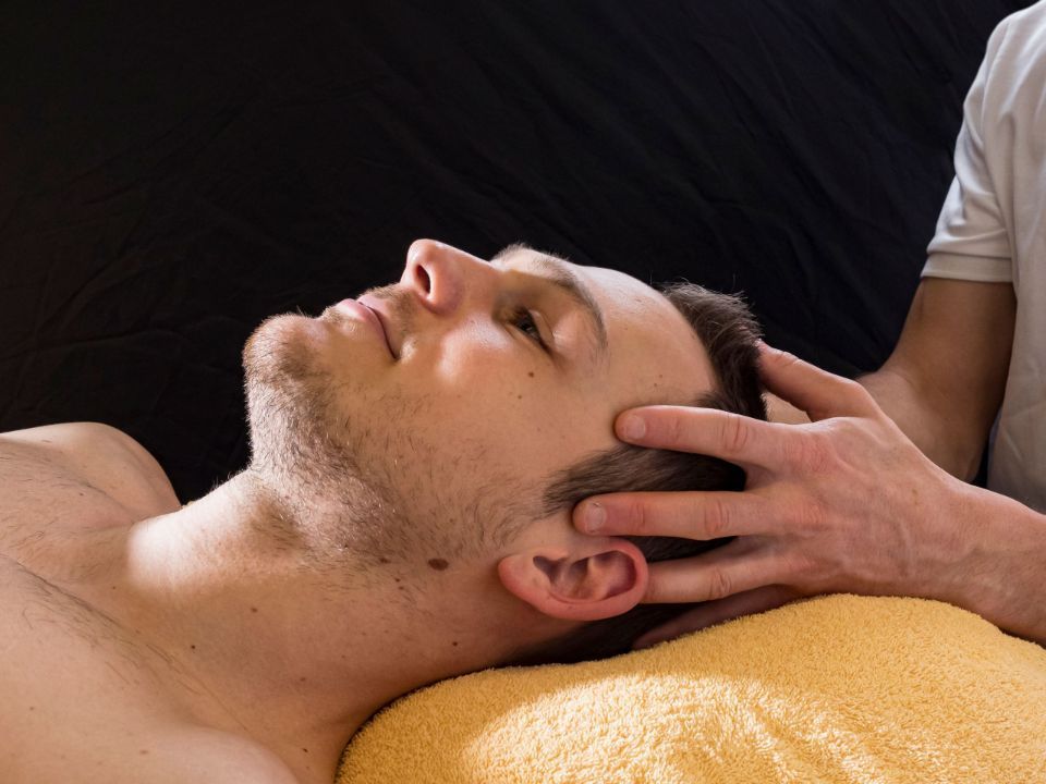 Druckpunktmassage am Kopf