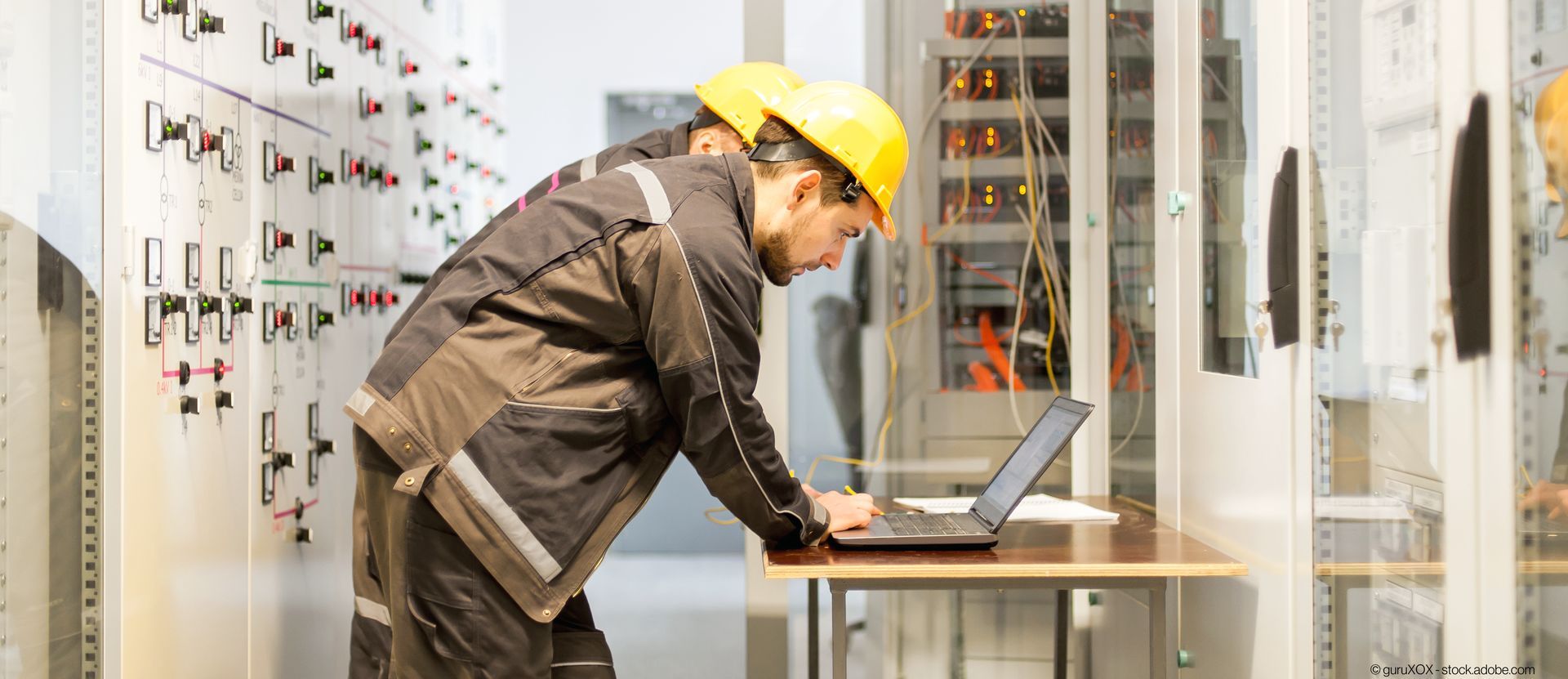 Elektrotechniker am arbeiten mit einem Laptop