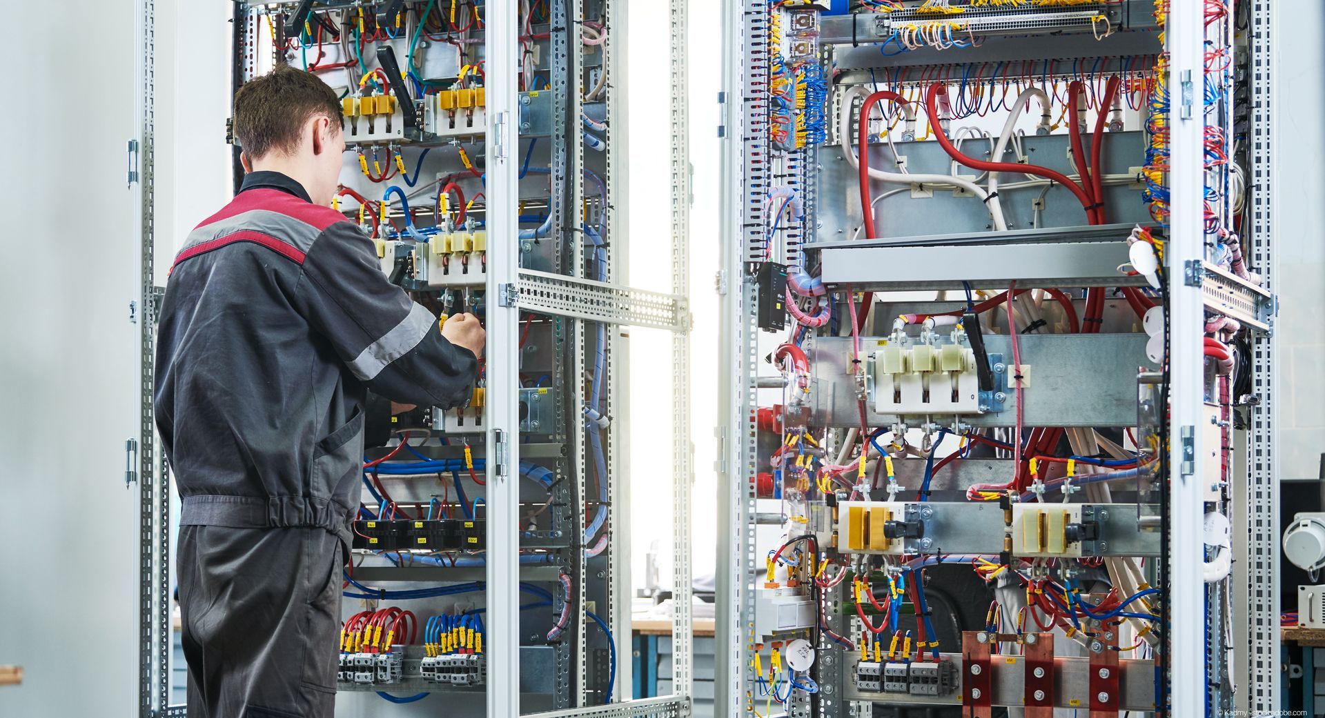 Elektrotechniker am arbeiten