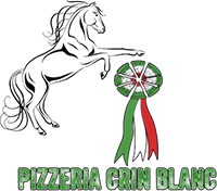 Logo d'un cheval blanc &agrave; c&ocirc;t&eacute; d'une roue &agrave; pizza verte, blanche et rouge avec le texte &laquo;Pizzeria Crin Blanc&raquo;.
