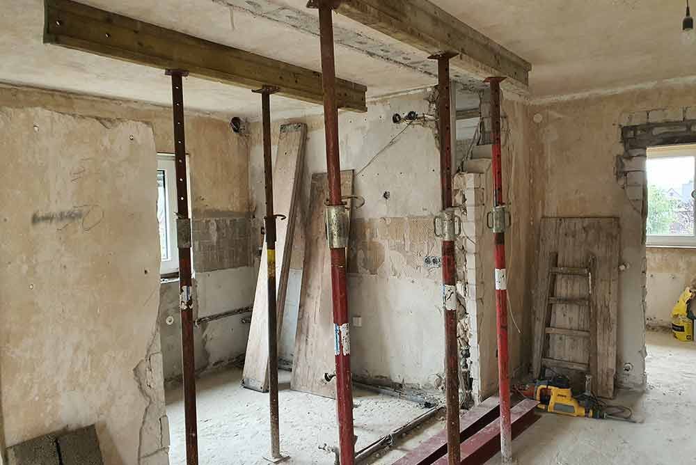 Ein Raum, der mit Gerüst und Leiter umgebaut wird.