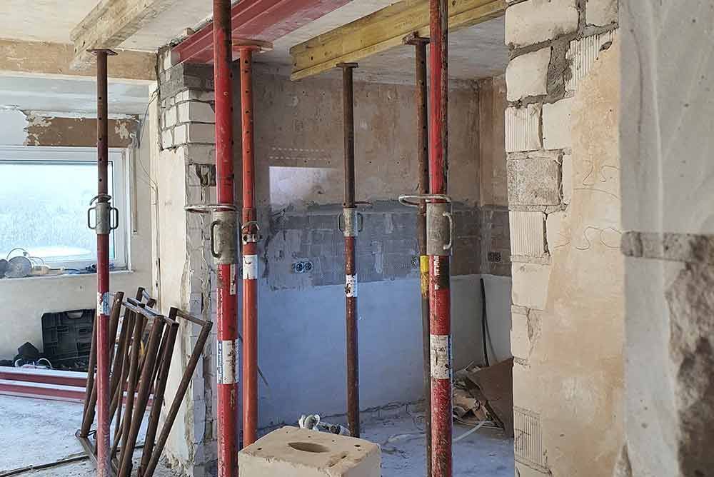 Ein im Bau befindlicher Raum mit Gerüst und einem Fenster.