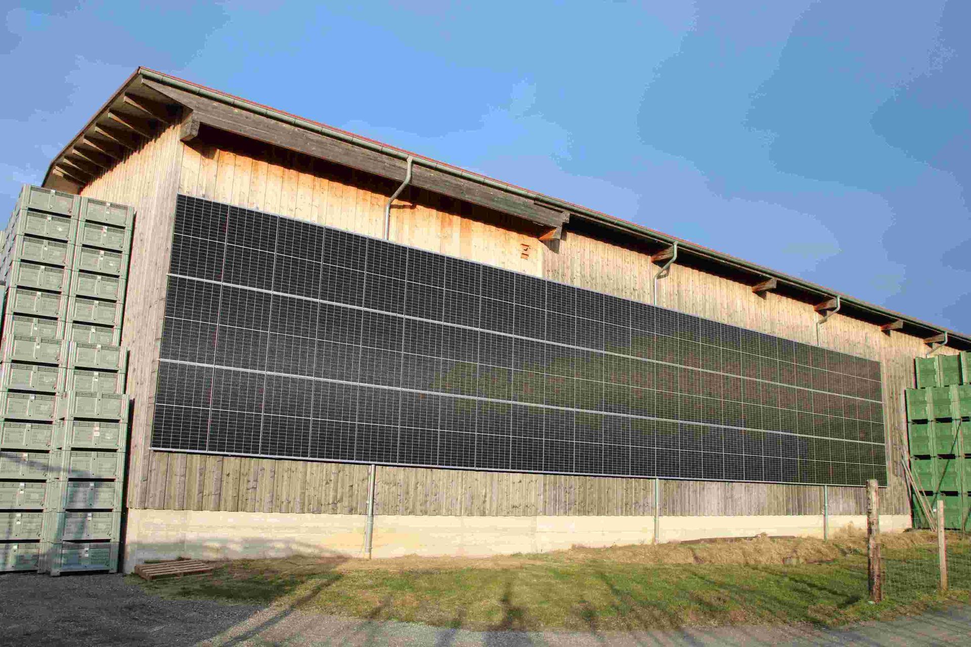 Eine isometrische Ansicht eines Hauses mit Solarmodulen auf dem Dach