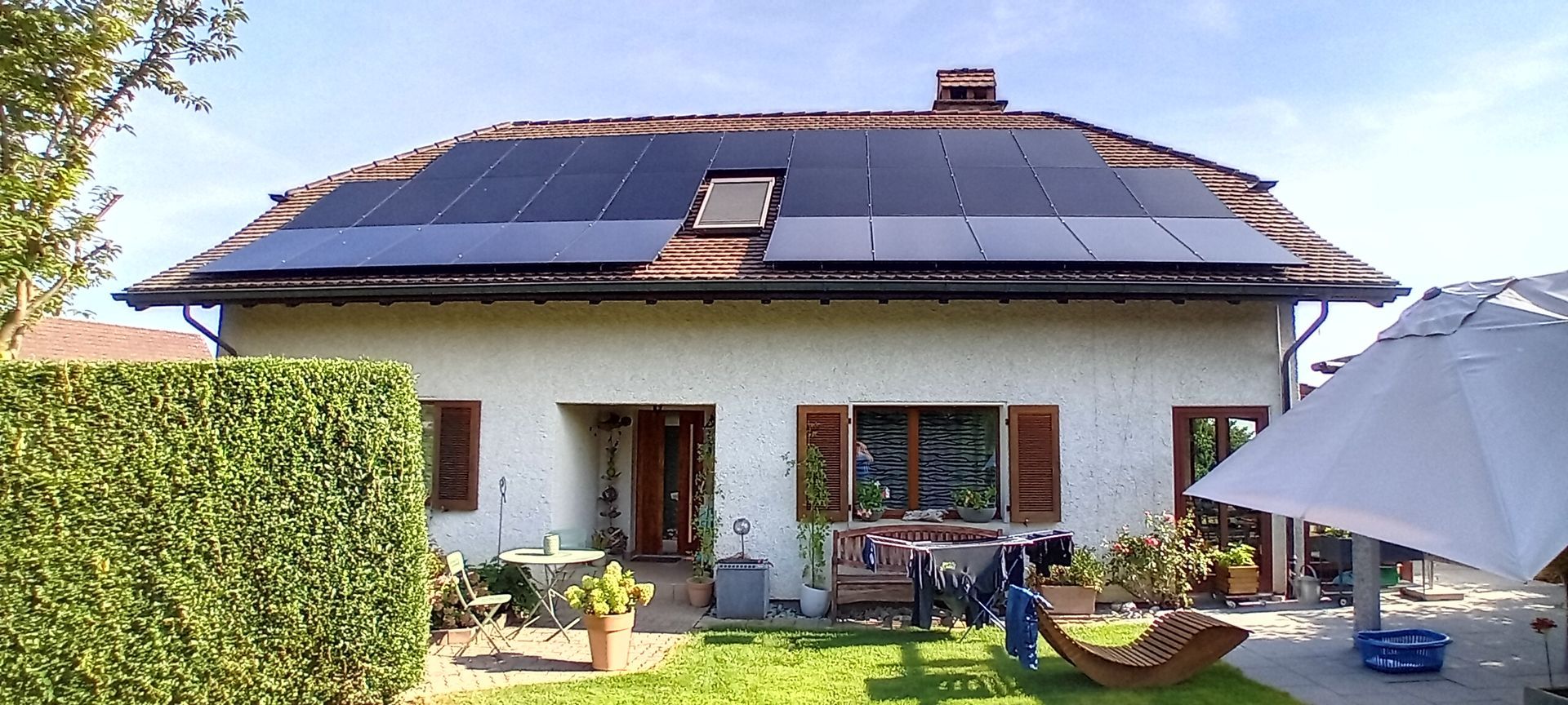 Eine Reihe von Solarmodulen auf dem Dach eines Gebäudes. Foto von der Energietechnik Tanner GmbH