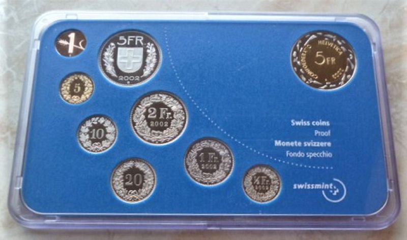 Schweizer Münzsatz in blauem Etui, Polierte Platte. Enthält verschiedene Münzen unterschiedlicher Nennwerte.
