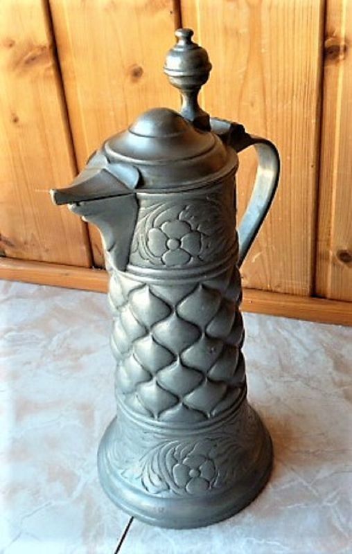 Zinnkrug mit floralen und gesteppten Mustern, Ausguss, Griff und Deckel mit Knauf.