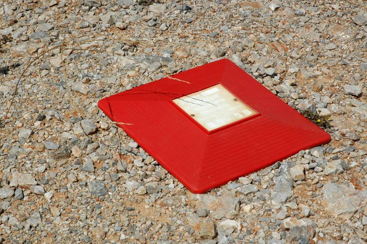Une borne rouge.