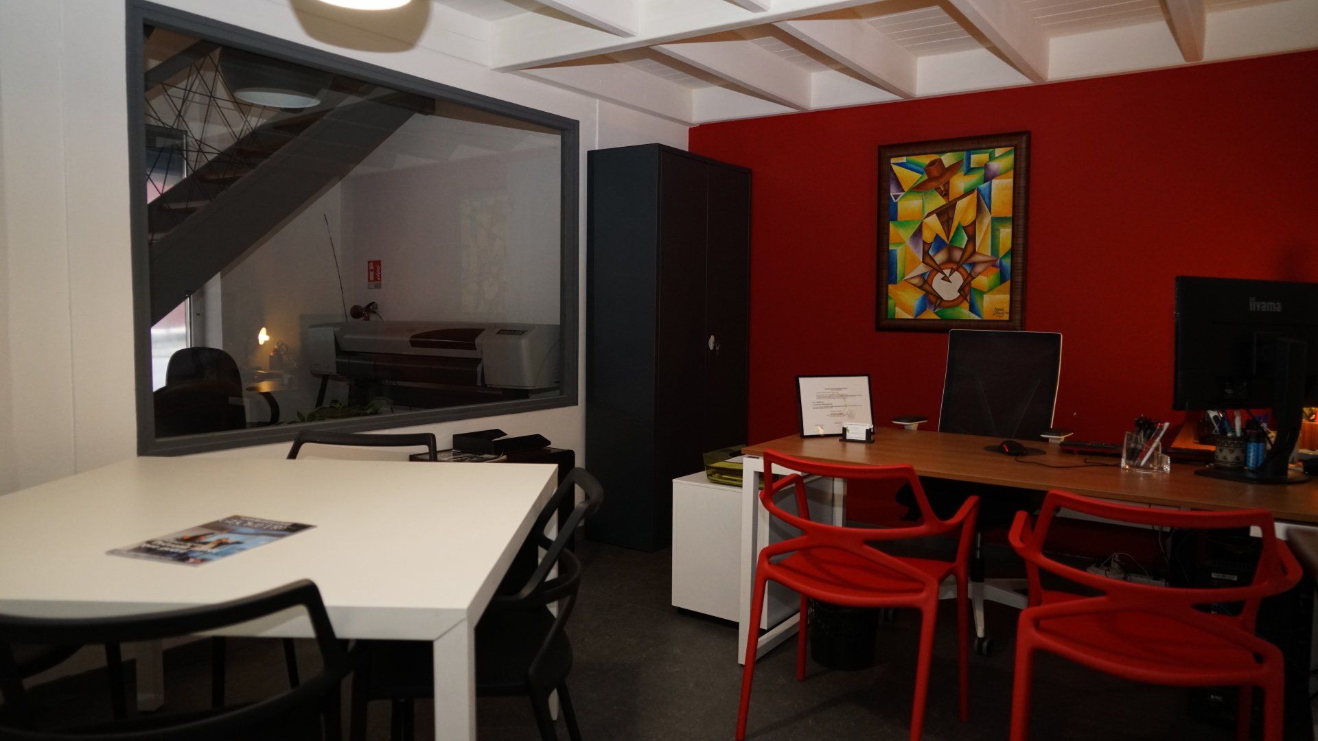 Cabinet d'un géomètre-expert rouge.