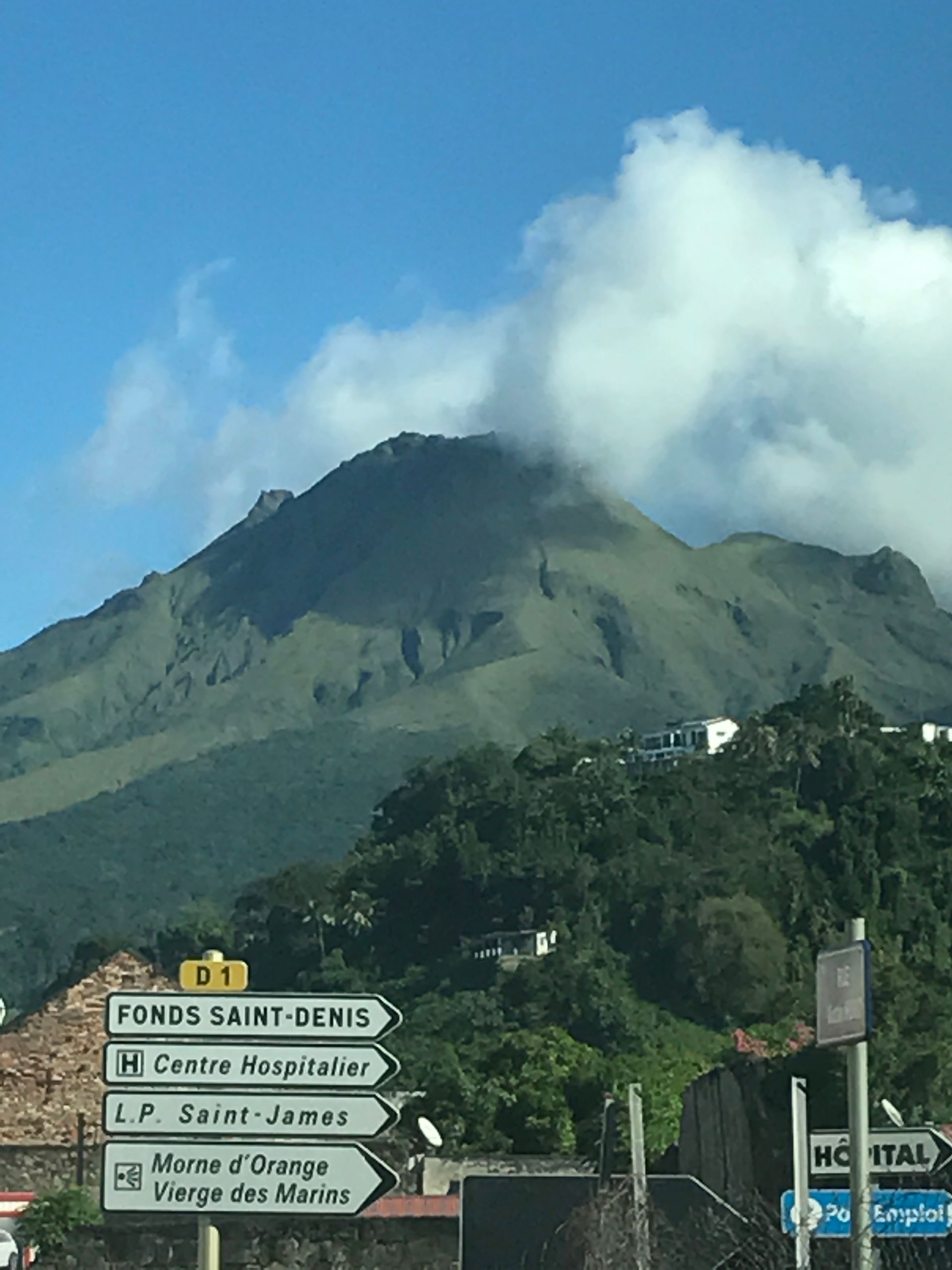 Une montagne avec des panneaux devant.