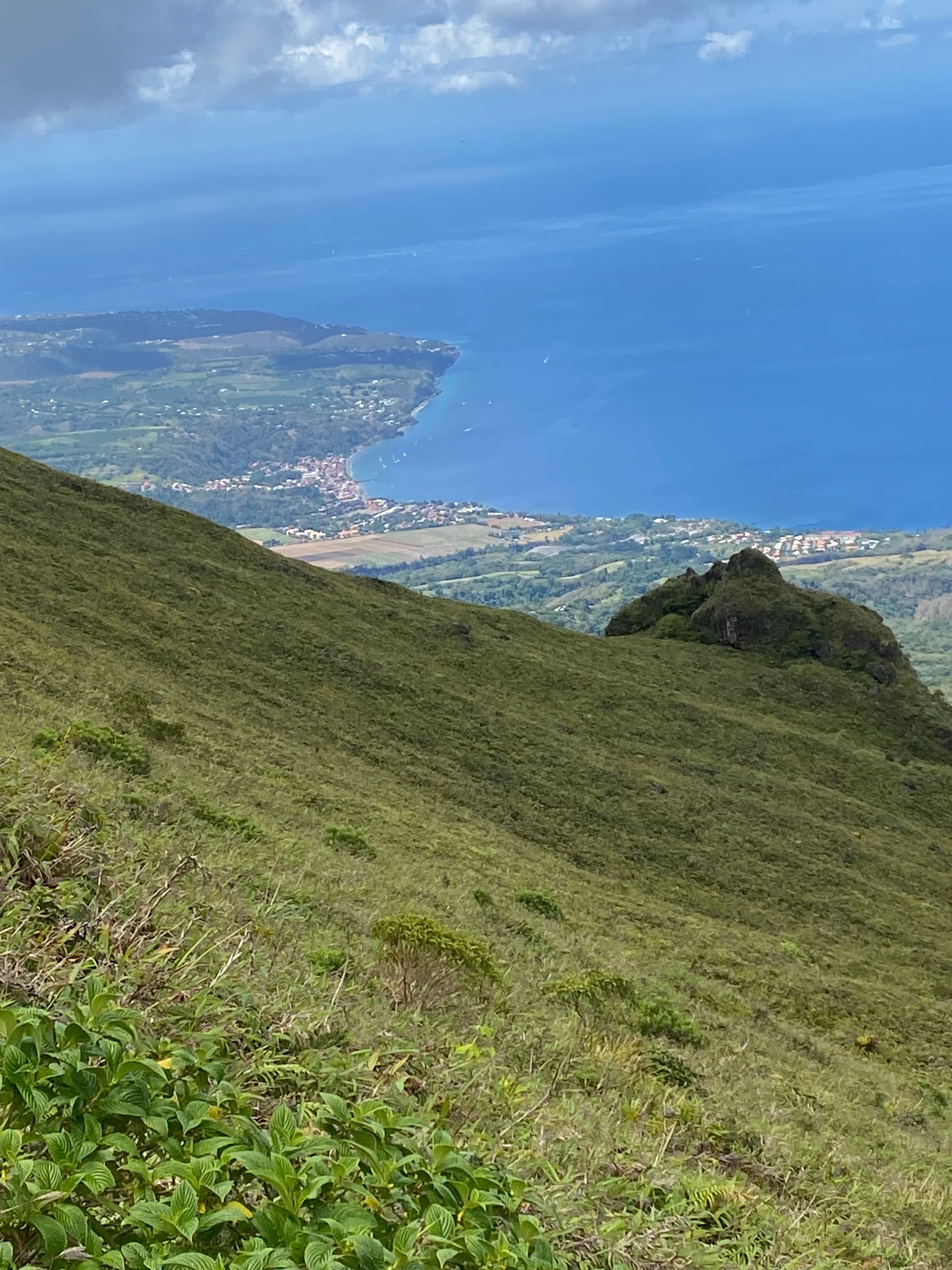 Une plaine avec la mer au bout.