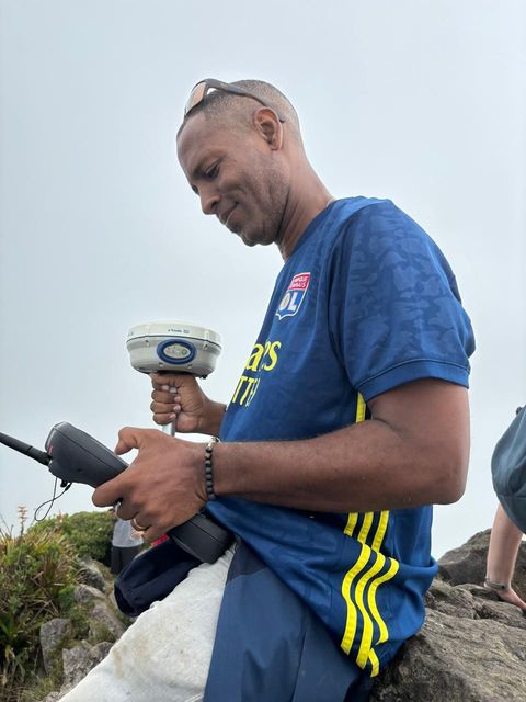 Un homme avec une télécommande à la main.